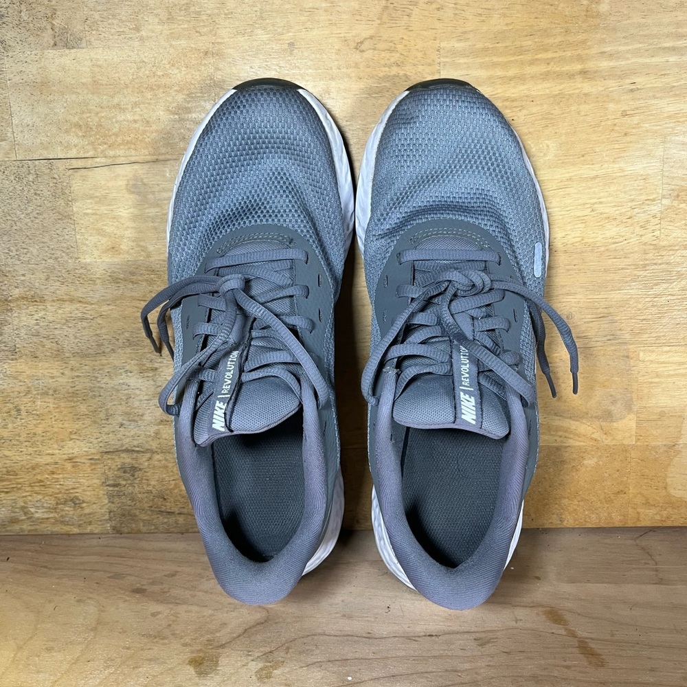 Nike Revolution 5 Womens Size 10 Running Shoes Sneakers Gray White BQ3207-005 - Picture 6 of 8